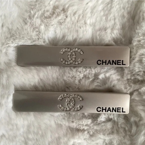 Chanel Silver Metal CC Logo Rhinestone VIP Beauty Gift Hair Clips 2-Piece Set - Picture 4 of 7